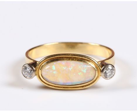 Opal-/Brillantring. Mittig quergefasster Opal, zwei Brillanten 0,16 ct. 18 ct. GG