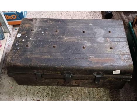 VINTAGE METAL TRAVEL TRUNK, 1 SIDE HANDLE MISSING