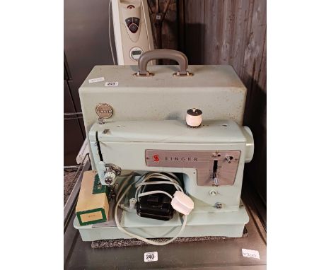 VINTAGE ELECTRIC SINGER SEWING MACHINE IN CARRY CASE