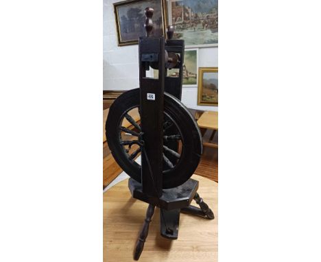 VINTAGE OAK SPINNING WHEEL WITH TURNED LEGS