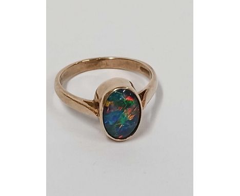 A DOUBLET STONE OPAL RING SET IN 9ct, SIZE 'M'