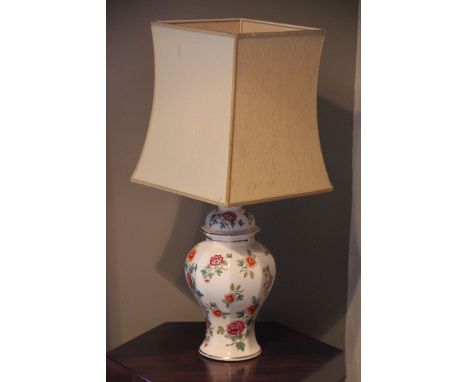 Assorted lamps, to include; a florally decorated lamp, a pair of bedside lamps with painted finish, 60cm high, a pair of lacq