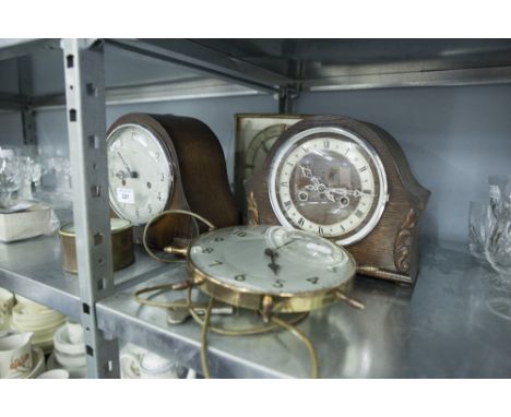 A COLLECTION OF CLOCKS; TO INCLUDE TWO OAK CASED MANTEL CLOCKS, A SQUARE BRASS FRAMED MANTEL CLOCK WITH SILVERED DIAL ON GREE