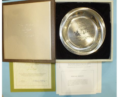 A Franklin Mint sterling silver plate with etched decoration, Riding to the Hunt by James Wyeth, 20cm diameter, approx 5.5oz,