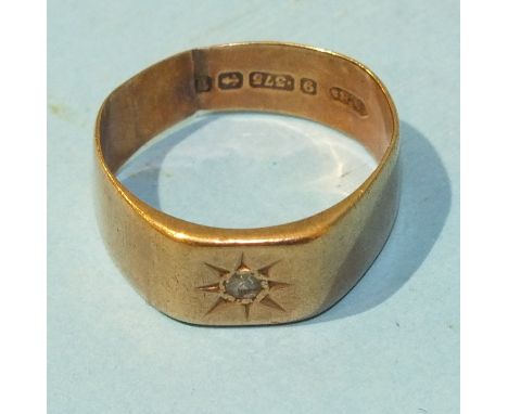 A 9ct gold ring set small diamond, (mount split), size W, 5.7g.