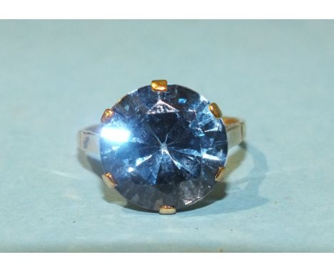 A 9ct gold dress ring set blue spinel, size N, 3.9g.