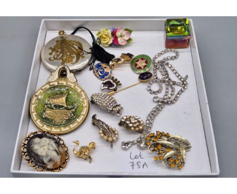 Selection of odds; Vintage compact, Vintage clip on couple cameo, brooches and various gilt metal and enamel badges. 