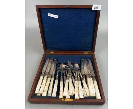 Canteen of cutlery with mother of pearl handles 