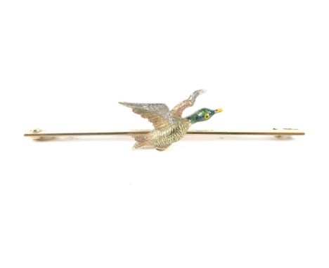 An early 20th century 15ct gold and platinum bar brooch adorned with a duck in flight. The ducks head decorated in enamel, 6c