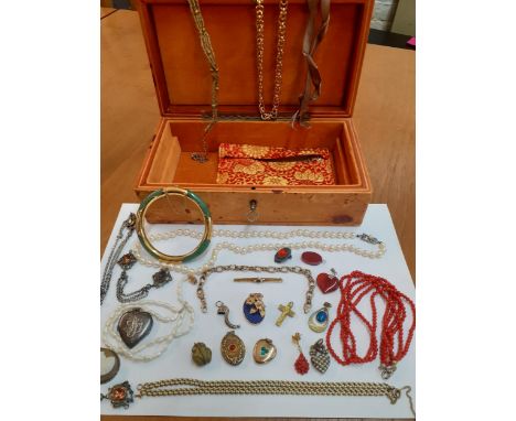 A leather box containing a 9ct gold cross, 0.7g, a 9ct gold chain bracelet, 5.6g, a yellow metal and Lapis Lazuli pendant wit