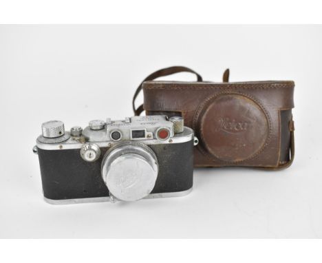 A vintage Leica DRP Ernst Leitz Wetzlar camera with Summar F=5, 1:2 lense, no. 142125, with leather case 