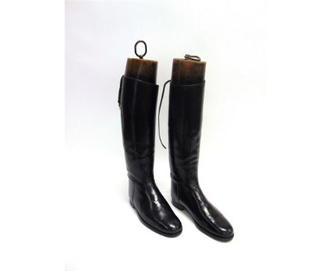 A PAIR OF LADY'S BLACK LEATHER HUNTING BOOTS size 8, with trees
