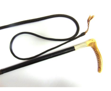 A GENT'S HUNTING WHIP with horn grip, plated collar, plaited shaft and leather thong