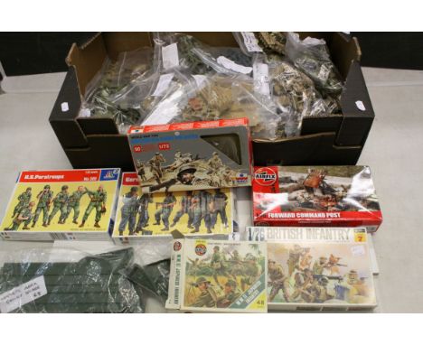 Large group of vintage plastic figures to include Airfix Footballers, boxed Italeri military figures, unmarked regiment figur