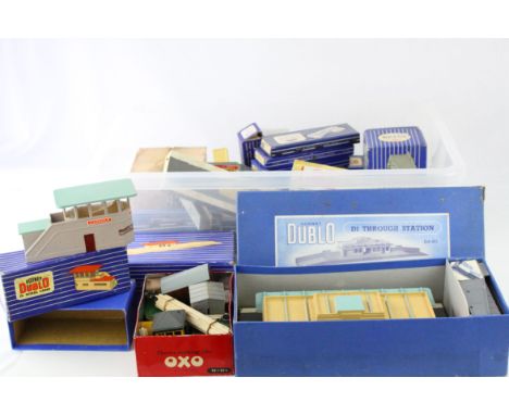 22 Boxed items of Hornby Dublo model railway to include D1 Through Station, D1 Island Platform, D1 Signal Cabin, 6 x ES6 Colo