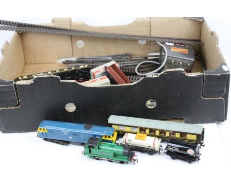 Collection of Hornby Dublo &amp; OO gauge model railway to include Dublo 0-6-0 31340 tank engine in green, Triang Hornby D706