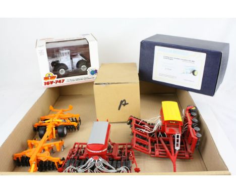 Group of diecast models of agricultural interest, to include boxed Ertl Big Bud 16V-747 SKU 40039, boxed Agrium West 2000 Dua