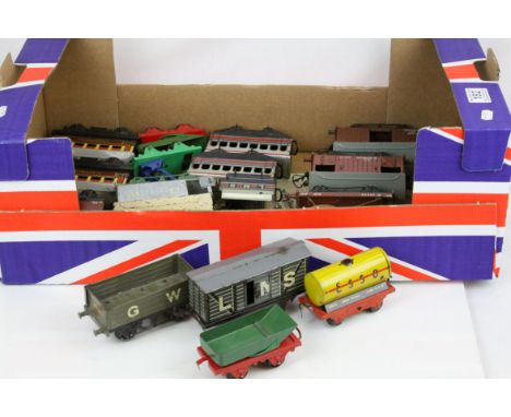 16 Tin plate O gauge model railway items of rolling stock to include Hornby, 1 x Bing and Brimtoy