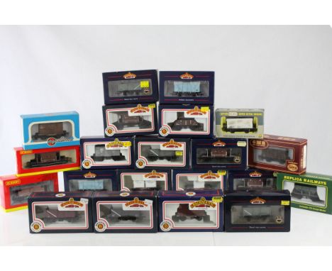 21 Boxed OO gauge items of rolling stock to include 15 x Bachmann, 2 x Hornby, 1 x Airfix GMR, 1 x Wrenn, 1 x Airfix and 1 x 