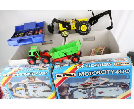 Group of diecast models and accessories to include boxed Matchbox MotorCity 200 &amp; MotorCity 400, Tonka Tractor, Joustra J