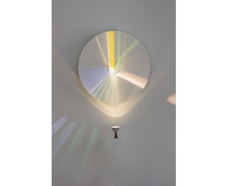 Sedgley, Peter -- Just Light WorkLichtkinetische Arbeit. Spiegelglas mit Solarmodulen, Plexiglas, weiß grundierte Kunststoffs