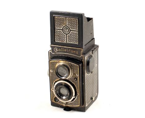 'Art Deco' Rolleicord TLR with Tritar 7.5cm f3.5 Lens. Early version with raised, nickel crossed lines on a black ground. Rea