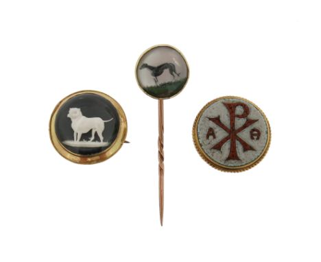 A reverse-carved crystal stick pin, c1900, depicting a greyhound, of circular form and mounted in gold pin, 1.5cm wide A sulp