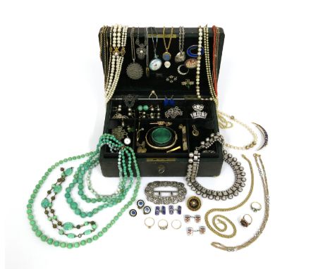 λ A jewellery box containing various items of jewellery, including an 18ct gold wedding band (1.1g), a diamond solitaire ring