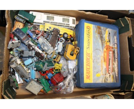 A TRAY OF VINTAGE TOY CARS TO INCLUDE DINKY AND CORGI EXAMPLES