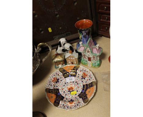 SIX CERAMIC ITEMS TO INCLUDE A VINTAGE ROYAL CROWN DERBY PLATE, STAFFORDSHIRE STYLE SPANIEL, HOUSE FIGURES ETC. 