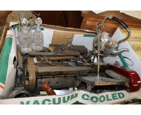 A TRAY OF ASSORTED VINTAGE METALWARE TO INCLUDE A SILVER PLATED SPIRIT KETTLE, CRUET SET, SCALES ETC.