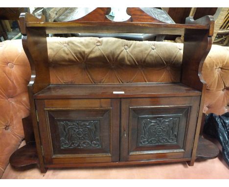 AN EDWARDIAN MAHOGANY HANGING SHELF