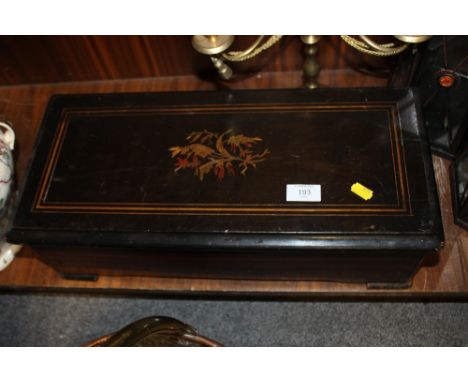 A VINTAGE LIDDED BOX WITH INLAID DETAIL TO LID 