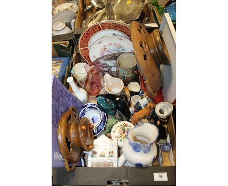 A TRAY OF CERAMICS TO INCLUDE WEDGWOOD, POOLE, BESWICK ETC