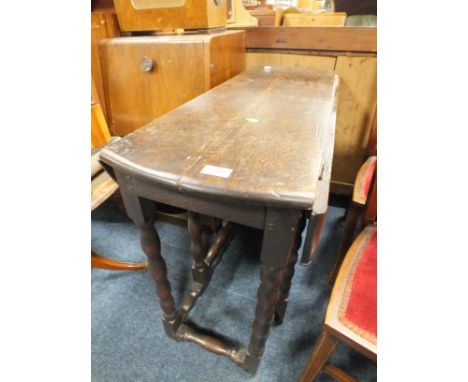 AN EARLY 19TH CENTURY OAK DROPLEAF TABLE WITH BOBBIN TURNED SUPPORTS