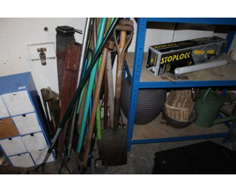 A WOODEN TOOL CABINET & CONTENTS PLUS A QUANTITY OF GARDEN TOOLS ETC