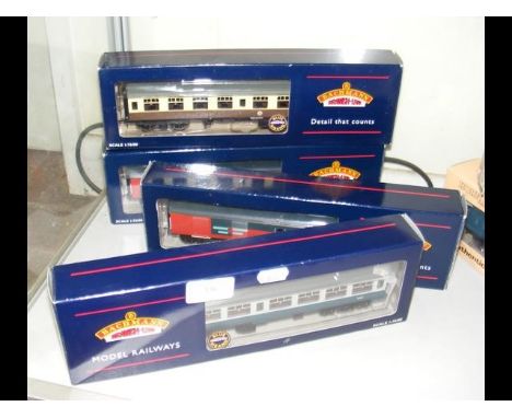Four boxed Bachmann carriages 