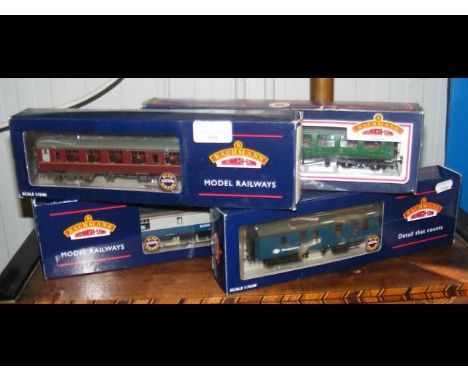 Four boxed Bachmann coaches 