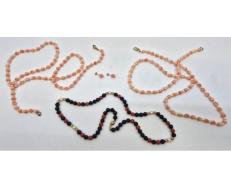 A textured yellow metal, red coral, cultured pearl and onyx type bead necklace, with 18ct. gold bead clasp, length 49cm, toge
