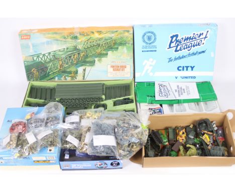 Airfix, Others - A boxed Airfix HO-OO scale Pontoon Bridge Assault Kit with a quantity of Airfix HO-OO scale plastic military