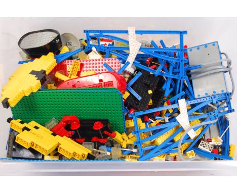 A large quantity (approx 7kg) of assorted loose vintage Lego. Largely appearing to be 1970's / 1980's - a large amount appear