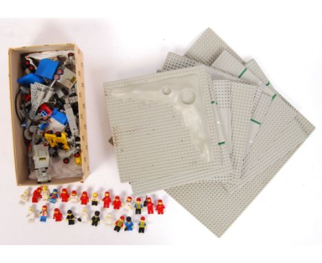 A great collection of assorted loose vintage Lego Legoland Space parts, figures and bases. To include 21x original base plate