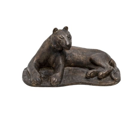 GERHARD MARCKS (1889 Berlin – 1981 Burgbrohl) Liegender Tiger Bronze mit dunkelbraun-goldener Patina. 1967. Ca. 35,3 x 20 x 1