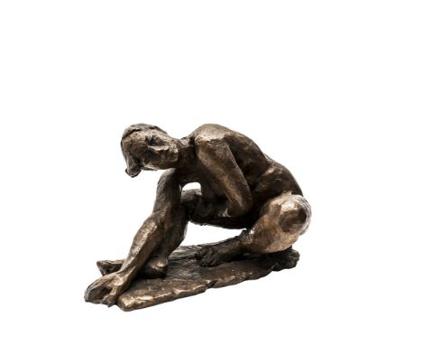 KARL ALBIKER (1878 Ühlingen-Birkendorf - 1961 Ettlingen) Kauernde mit vorgestrecktem ArmBronze. 1926/27.20 x 30 x 26 cm.Seitl