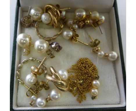 Gold coloured metal and pearl set jewellery: to include earrings       11