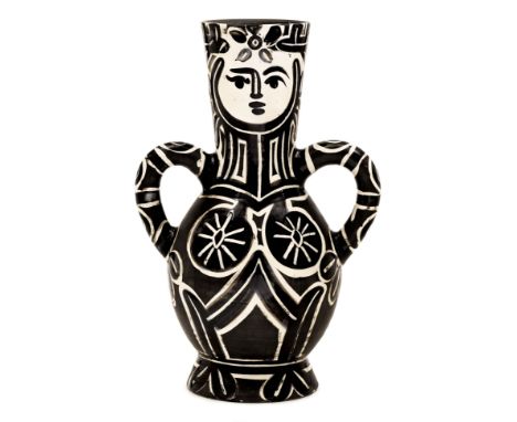 PABLO PICASSO(Málaga 1881–1973 Mougins)Femme / Vase deux anses hautes. 1952.Vase. Keramik mit Bemalung in Schwarz und Weiss, 