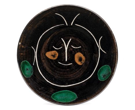 PABLO PICASSO(Málaga 1881–1973 Mougins)Teller A (aus: Black Face Service). 1948.Teller. Keramik mit Bemalung in Rot, Grün, We