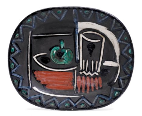 PABLO PICASSO(Málaga 1881–1973 Mougins)Nature Morte. 1953.Platte. Keramik mit Bemalung in Schwarz, Grün, Rot, Blau und Weiss.