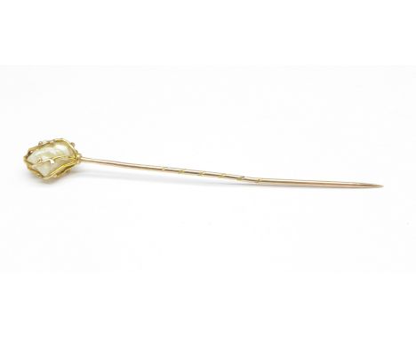 A 9ct gold and pearl stick pin, 1.1g 