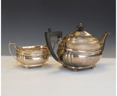 George V silver teapot and sugar basin, Sheffield 1931, 29.6oz approx gross   Condition: 